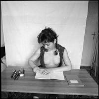 cca 1988 Szerepjáték, Menesdorfer Lajos (1941-2005) budapesti fotóművész hagyatékából, 5 db vintage ...