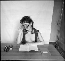 cca 1988 Szerepjáték, Menesdorfer Lajos (1941-2005) budapesti fotóművész hagyatékából, 5 db vintage ...