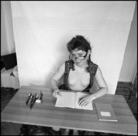 cca 1988 Szerepjáték, Menesdorfer Lajos (1941-2005) budapesti fotóművész hagyatékából, 5 db vintage ...