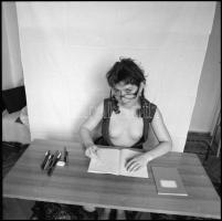 cca 1988 Szerepjáték, Menesdorfer Lajos (1941-2005) budapesti fotóművész hagyatékából, 5 db vintage ...