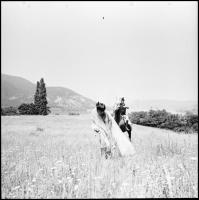 cca 1979 A királyfi mindig lóháton érkezik, a bugyi nélkül várakozó lányokhoz, Menesdorfer Lajos (19...