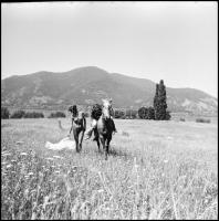 cca 1979 A királyfi mindig lóháton érkezik, a bugyi nélkül várakozó lányokhoz, Menesdorfer Lajos (19...