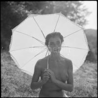 cca 1990 Kalapok és napernyők védelmében, Menesdorfer Lajos (1941-2005) budapesti fotóművész hagyaté...