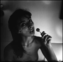 cca 1983 Nyalakodni igen jó, pláne egy szál semmiben, Menesdorfer Lajos (1941-2005) budapesti fotómű...