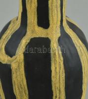 Gorka Lívia (1925 - 2011): Kobaktök váza. Fekete, sárga mázakkal festett kerámia, hibátlan. Jelzett:...