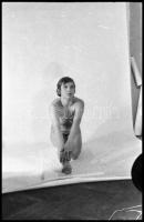 cca 1979 A fényirdász instrukciózza a modelljét, szolidan erotikus felvételek, 3 db vintage NEGATÍV,...