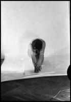 cca 1979 A fényirdász instrukciózza a modelljét, szolidan erotikus felvételek, 3 db vintage NEGATÍV,...