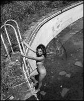 cca 1989 Száraz medencében, fényözönben lubickolva, Menesdorfer Lajos (1941-2005) budapesti fotóművész hagyatékából, 5 db vintage NEGATÍV, 6x6 cm