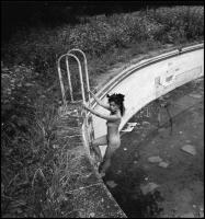 cca 1989 Száraz medencében, fényözönben lubickolva, Menesdorfer Lajos (1941-2005) budapesti fotóművé...