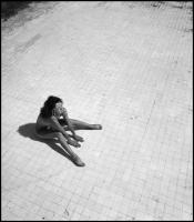 cca 1989 Száraz medencében, fényözönben lubickolva, Menesdorfer Lajos (1941-2005) budapesti fotóművé...