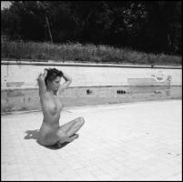 cca 1989 Száraz medencében, fényözönben lubickolva, Menesdorfer Lajos (1941-2005) budapesti fotóművé...