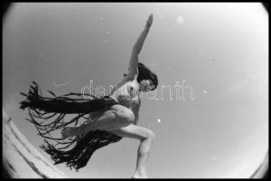 cca 1973 Merész ugrás a nirvánába, szolidan erotikus felvételek, 4 db vintage NEGATÍV, 24x36 mm