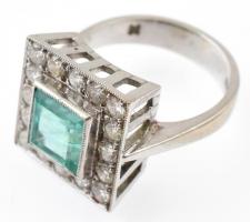 Arany (Au) 14k fehérarany Art Deco fazonú gyűrű. 16 db modern csiszolású briliáns cca. 1,6 ct és 1 db princess-csiszolású smaragddal cca. 4x4 mm , jelzett, m: 55 , bruttó: 7 g