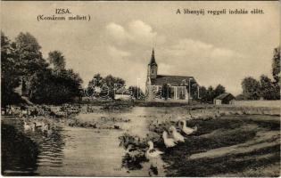 1943 Izsa, Iza (Komárom, Komárnó); libanyáj reggeli indulás előtt, templom / flock of geese, church