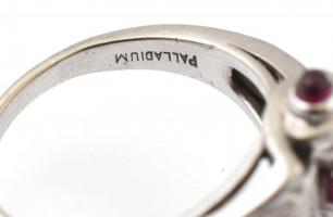 Palládium (Pd) Art Deco fazonú gyűrű. 21 db modern csiszolású briliáns cca. 0,5 ct és 1 db baguette ...