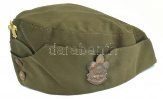 1930-1940 Hungária cserkészcsapat 2 db cserkész sapka sapkajelvényekkel + 2 db cserkész kendő. / Hun...