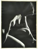 cca 1969 Czakó László pécsi fotóművész hagyatékából, jelzés nélküli vintage aktfotó, kasírozási hibával, a kép felülete hullámos, gyűrött, 40x30 cm