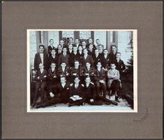 1912 Komáromi iskola VII. osztályának csoportképe, Wojtowicz Richárd fényképész jelzésével, 17x22,3 cm, karton 30x35 cm