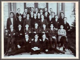 1912 Komáromi iskola VII. osztályának csoportképe, Wojtowicz Richárd fényképész jelzésével, 17x22,3 ...