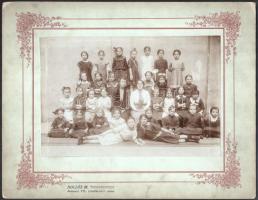 cca 1905 Budapesti leányiskola egyik osztálya, Hollós M. fényképész felvétele, 15x22,5 cm, karton 24,8x32 cm