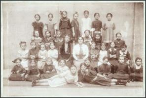 cca 1905 Budapesti leányiskola egyik osztálya, Hollós M. fényképész felvétele, 15x22,5 cm, karton 24...