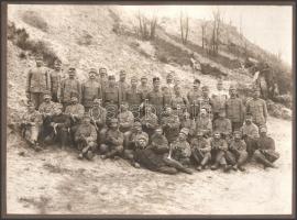 cca 1913 Katonák fegyverrel, Schäffer Ármin fényképész felvétele, vélhetően egy katonai gyakorlótére...