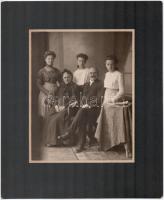 cca 1905 Szép családi fotó, 23x2x18,2 cm, karton 35,6x29,5 cm
