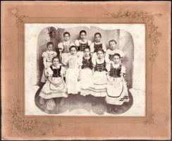 1899 Magyaros ruhába öltöztetett lányok, köztük Lipp Margit, aki II. osztályos, feliratozva, 15,5x20,5 cm, karton 23,7x29 cm