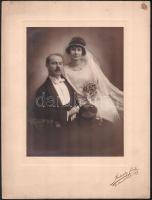 cca 1920 Budapest, Strelisky Sándor (1851-1922) fényképész műtermében készült, vintage fotó esküvői párról, 21,6x16,2 cm, karton 33x25 cm