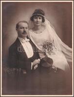 cca 1920 Budapest, Strelisky Sándor (1851-1922) fényképész műtermében készült, vintage fotó esküvői ...
