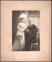 1909 Székesfehérvár, Dr. Keresztesék által feliratozott, vintage esküvői fotó, Szigeti fényképész hidegpecsétjével jelezve, 20x13,5 cm, karton 29,8x25 cm