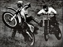 cca 1976 Gebhardt György (1910-1993) budapesti fotóművész hagyatékából, feliratozott vintage fotóművészeti alkotás (Motocross), 29,7x35,5 cm