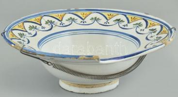 Poszthabán borbélytál. Színesen festett ónmázas kerámia. Sérült, restaurált. Jelzés nélkül. Alján Er...