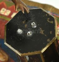 Perzsaszőnyegen kockázó arab gyermekek. Öntött, patinázott és kézzel festett bécsi bronz. Korának me...