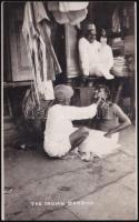 cca 1920-1930 The Indian Barbar, photo / Indiai borbély munka közben, fotólap, 13,5x8,5 cm