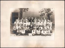 cca 1933 Budapest, Rasem Viktor fényképész által készített vintage fotó, iskolai csoportkép, a hátoldalon nevesítve a képen szereplőket, 16,7x23 cm, karton 24,5x33 cm