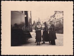 cca 1920 Tátra, Csorba-tó, villamosra várók az Újszálloda előtt, hátoldalán feliratozott fotó / Tatry, Štrbské pleso, people waiting for the tram in front of a hotel, vintage photo, 11,5x8,5 cm
