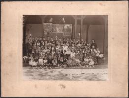 1930 Budapest, Kőbánya, óvodások csoportképe, sok gyermekjátékkal, Várady Lajos fényképész pecsétjével, 17x22 cm