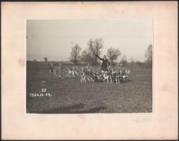 1930 Falkavadászatra készülve, Faragó újpesti fényképész riport felvétele, vintage fotó, 17x23 cm, karton 25x32 cm