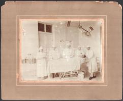 cca 1925 Altatás a műtőben, jelzés nélküli vintage fotó, felületén kisebb hibák, 15x20 cm, karton (sérült) 24,7x30 cm