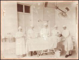 cca 1925 Altatás a műtőben, jelzés nélküli vintage fotó, felületén kisebb hibák, 15x20 cm, karton (s...