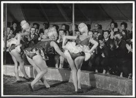 1965 Tilos a szerelem című magyar filmről 7 db produkciós filmfotó Pánczél György (1920-?) filmtörté...