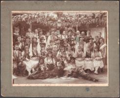 1918 Újpest, szüreti mulatság, Békési fényképész riport felvétele, feliratozott vintage fotó, 20x26,5 cm, karton 26,8x33 cm