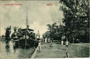 1908 Siófok, Baross hajó a kikötőben, karikázó gyerekek. Balaton áruház kiadása (EK)