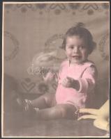 cca 1940 Kőrösladány, kézzel színezett vintage fotó, Somogyi Mária fényképész pecsétjével, kasírozva, 30,5x24 cm