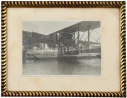1920 Portrose, Portoroz (Piran), hidroplán a vízen, kartonra kasírozott, dátumozott fotó, dekoratív, kissé kopott, üvegezett keretben, 16,5x11,5 cm, külső méret: 25,5x19 cm