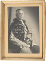 cca 1930-1940 Férfi díszmagyarban, karddal, fotó üvegezett keretben, 19,5x12,5 cm, külső méret: 24,5x18 cm