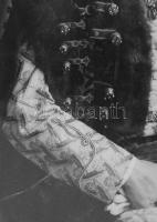 cca 1930-1940 Férfi díszmagyarban, karddal, fotó üvegezett keretben, 19,5x12,5 cm, külső méret: 24,5...