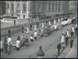 1938 Budapest, Szent Jobb körmenet a Nemzetközi Eucharisztikus Kongresszus egyik eseményeként, fotó, szép állapotban, 17×23 cm