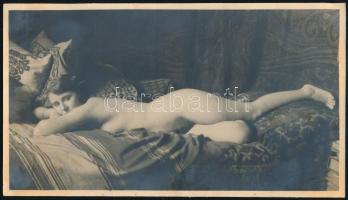 cca 1930 Meztelen nő az ágyon, erotikus fotó, 13×23 cm